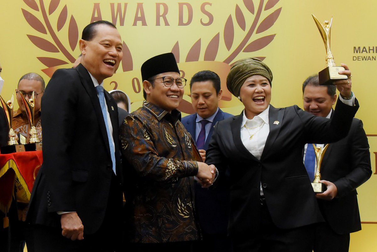 Beberapa anggota #dprri mendapatkan “MKD award” atas persn serta menegakkan etika lembaga DPRRI 

MKD adalah Mahkamah Kehormatan Dewan yang bertugas menegakkan etika kelembagaan.

Mereka yang mendpatkan MKD award adalah yang telah banyak berperan menjaga nama baik lembaga.