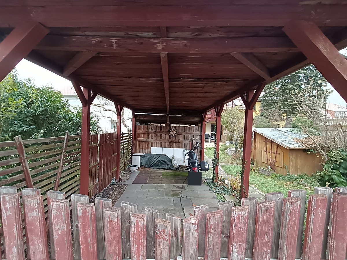 Den Gehweg als Ladeplatz fürs E-Auto benutzen, weil man offensichtlich zu bequem ist unter den Carport zu fahren.
Dank mangelnder Kontrollen ist sowas in @mainz_de leider sanktionslos möglich.
#RunterVomGehweg