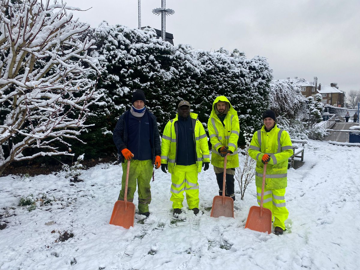 geshNHS's tweet image. We’d like to give a special shout out today to #TeamStGeorges grounds team

They were here until gone midnight last night and back again at 6:30am today to clear snow from our roads and pavements for patients and staff ❄️ 💙 #ThankYou

📸 from left - Jason, Tunde, James and Paul