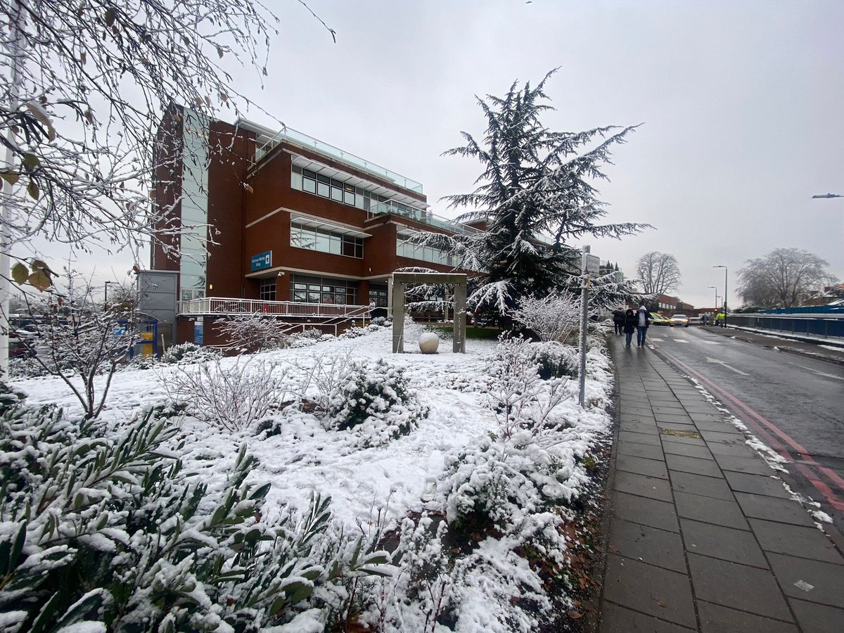 geshNHS's tweet image. We’d like to give a special shout out today to #TeamStGeorges grounds team

They were here until gone midnight last night and back again at 6:30am today to clear snow from our roads and pavements for patients and staff ❄️ 💙 #ThankYou

📸 from left - Jason, Tunde, James and Paul