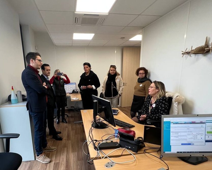 HadrienClouet's tweet photo. À l'agence @pole_emploi de Blagnac, l'équipe se démène pour garantir les droits des chômeurs et organiser le marché de l'emploi. Succès : 40% d'offres directement collectées auprès du patronat ; 94% de candidats jugés appropriés. Un service public fort = des recrutements + justes https://t.co/rwUnvJqEb0