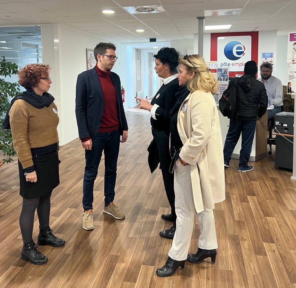 HadrienClouet's tweet photo. À l'agence @pole_emploi de Blagnac, l'équipe se démène pour garantir les droits des chômeurs et organiser le marché de l'emploi. Succès : 40% d'offres directement collectées auprès du patronat ; 94% de candidats jugés appropriés. Un service public fort = des recrutements + justes https://t.co/rwUnvJqEb0