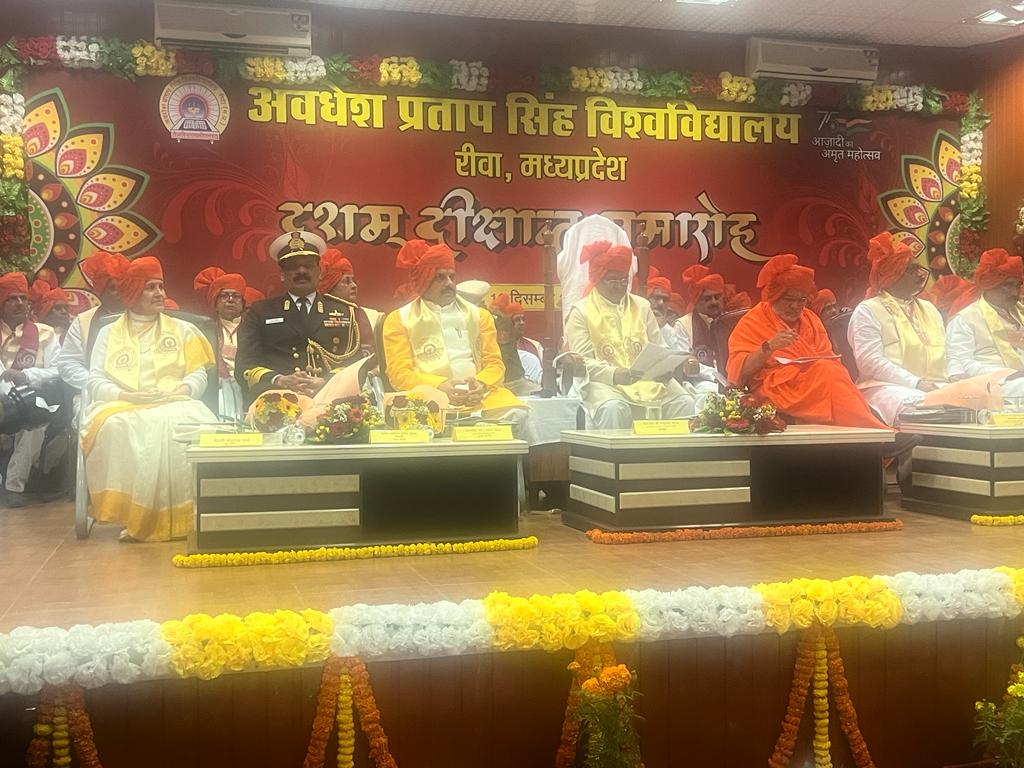 TiwariProf's tweet image. Vice-Admiral Dinesh Kumar Tripathi was awarded the highest degree of the University, Honorary D. Sc. In the Faculty of Science. He came to receive the honour along with his wife, Mrs. Shashi Tripathi. 
#convocation2022