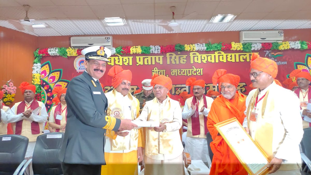 TiwariProf's tweet image. Vice-Admiral Dinesh Kumar Tripathi was awarded the highest degree of the University, Honorary D. Sc. In the Faculty of Science. He came to receive the honour along with his wife, Mrs. Shashi Tripathi. 
#convocation2022