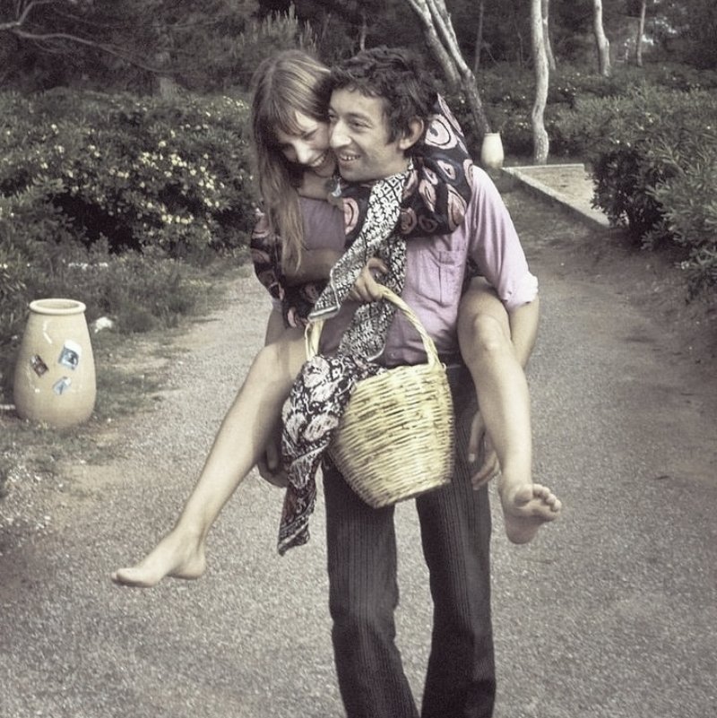 Jane Birkin and Serge
70's France
*toting her trusty basket 
..