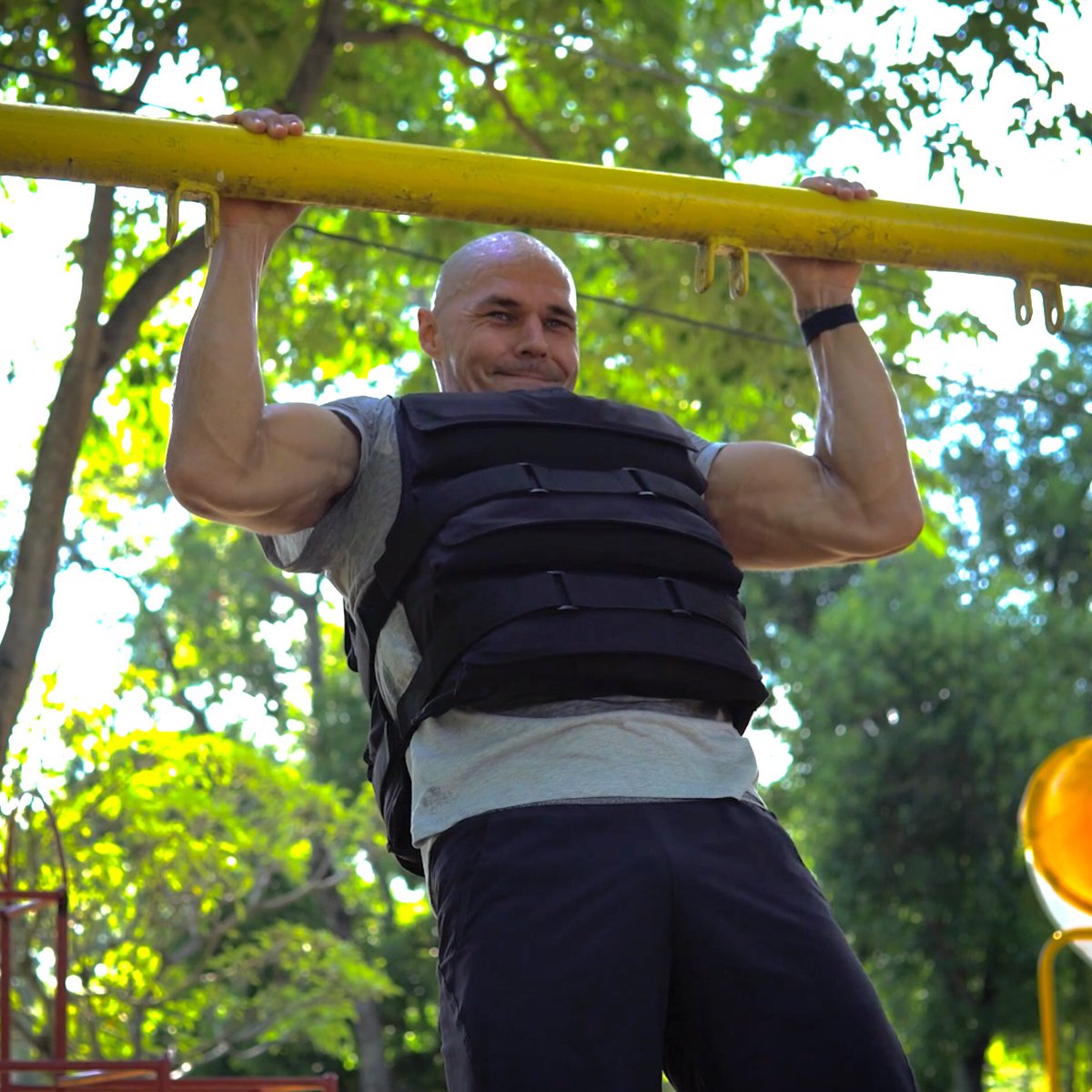 Take your workouts to your local park with the HydraTech Vest! 💪  

#Hydratechvest #trainhard #workoutoftheday