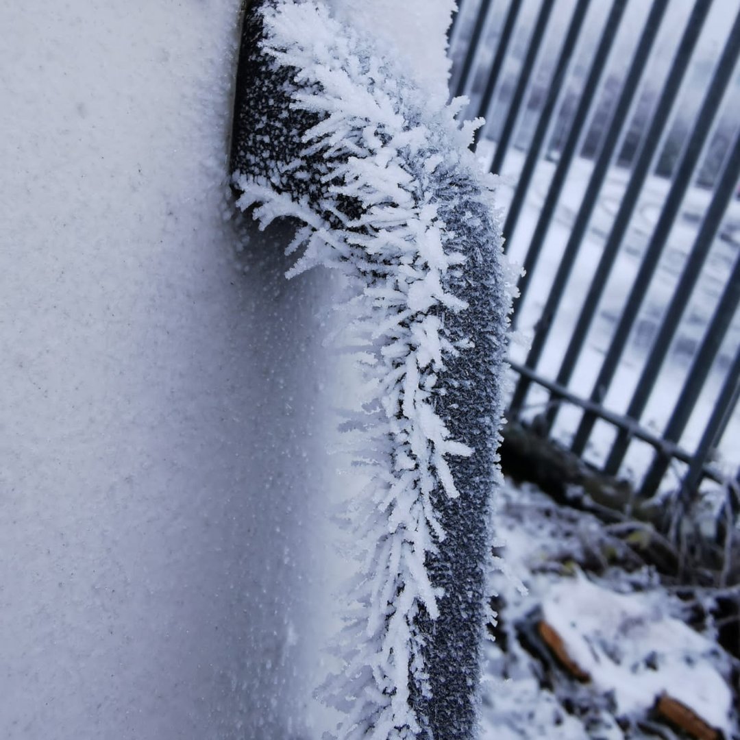StauntonRook's tweet photo. It's a bit chilly today!! ❄️ ☃️ 

This was our exhibition trailer this morning! Fabulous ice formations at -3° !! 

#stauntonrookmarketing #stauntonrookexhibitions #ice #icicles #chilly #britishweather #marketing #chester #exhibitions #tradeshows https://t.co/baNh6OqEKd