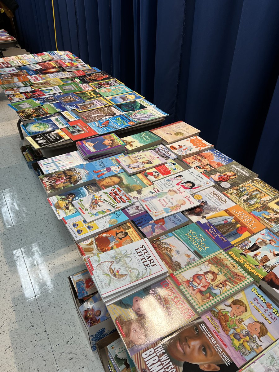MrsRiceReads's tweet photo. The most wonderful time of the year! Day 1 of our Winter Book Giveaway. Gators will take home 2 books this week and a reading challenge over break @GuilfordEle https://t.co/ViHw5mDzlD