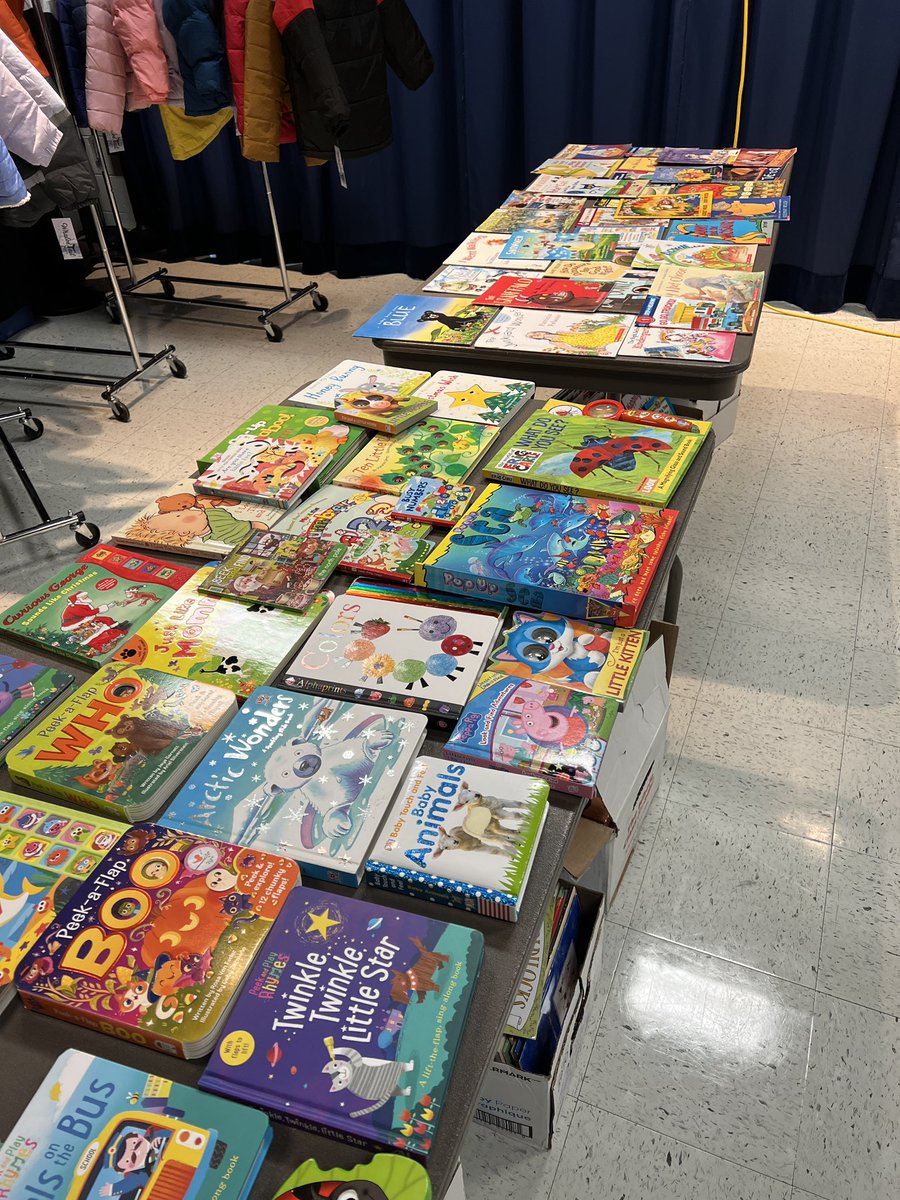 MrsRiceReads's tweet photo. The most wonderful time of the year! Day 1 of our Winter Book Giveaway. Gators will take home 2 books this week and a reading challenge over break @GuilfordEle https://t.co/ViHw5mDzlD