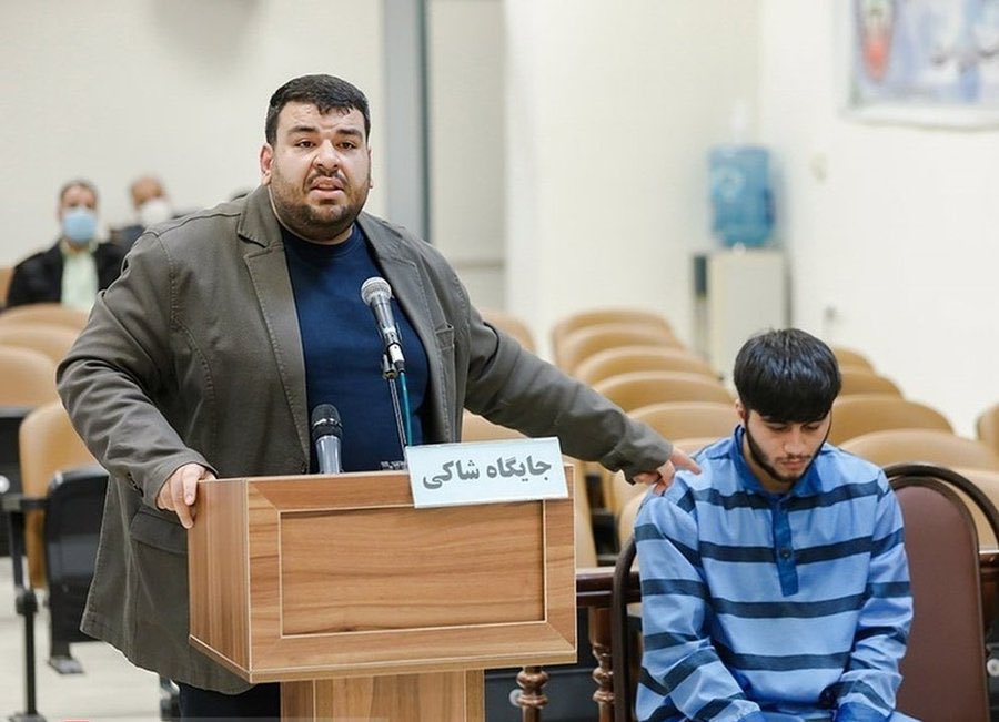 Das ist die typische Fratze der Basijmilizen. Sie wurden vom Regime gemästet, um im Notfall für das Überleben des Regimes zu kämpfen. Er trat vor Scheingericht als Zeuge auf gegen #MahanSedarat der daraufhin zum Tode verurteilt wurde.Seine Hinrichtung soll kurz bevorstehen. #Iran