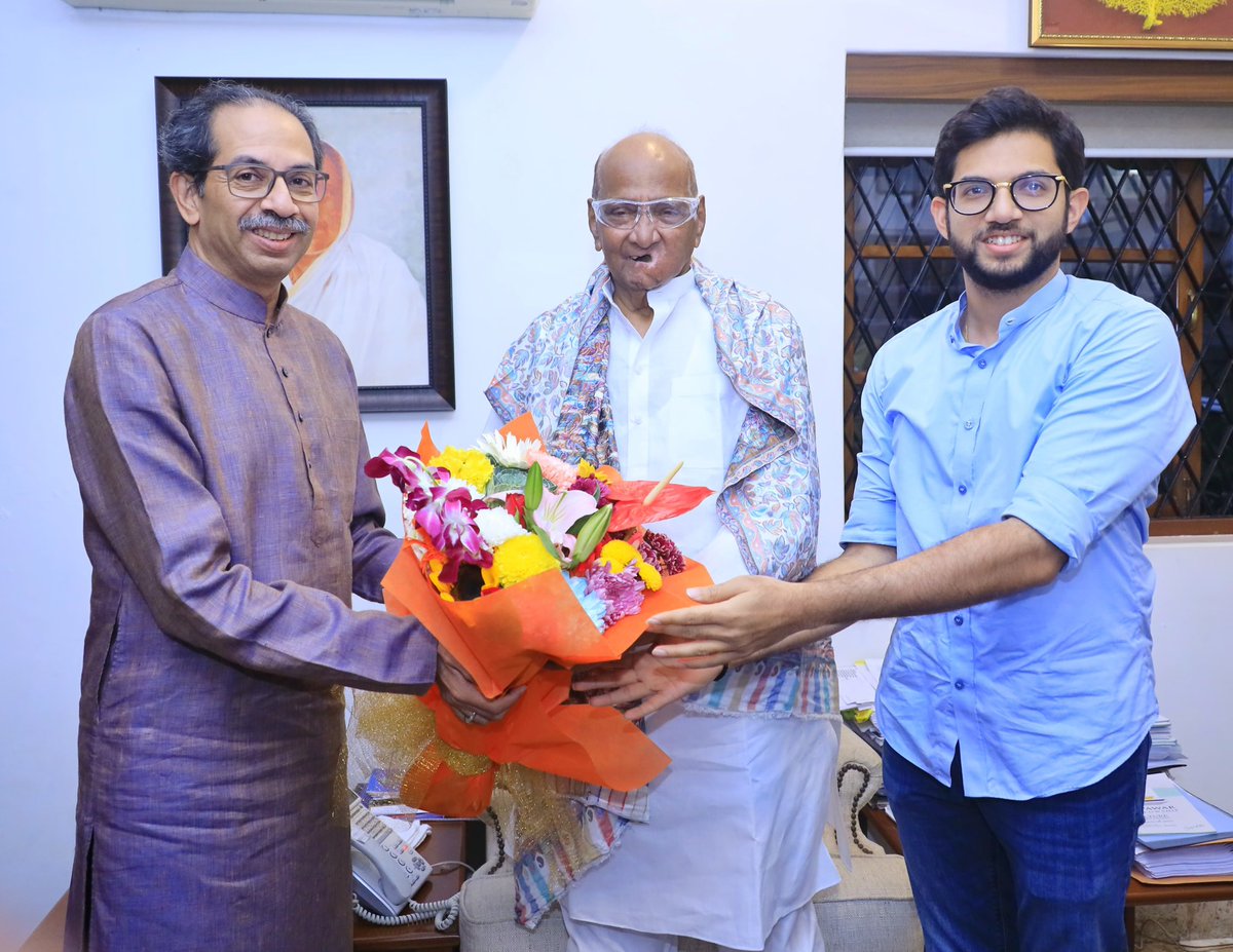 मा.श्री.शरदचंद्रजी पवार साहेब यांची उद्धवसाहेबांसोबत वाढदिवसानिमित्त भेट घेऊन त्यांना शुभेच्छा दिल्या.