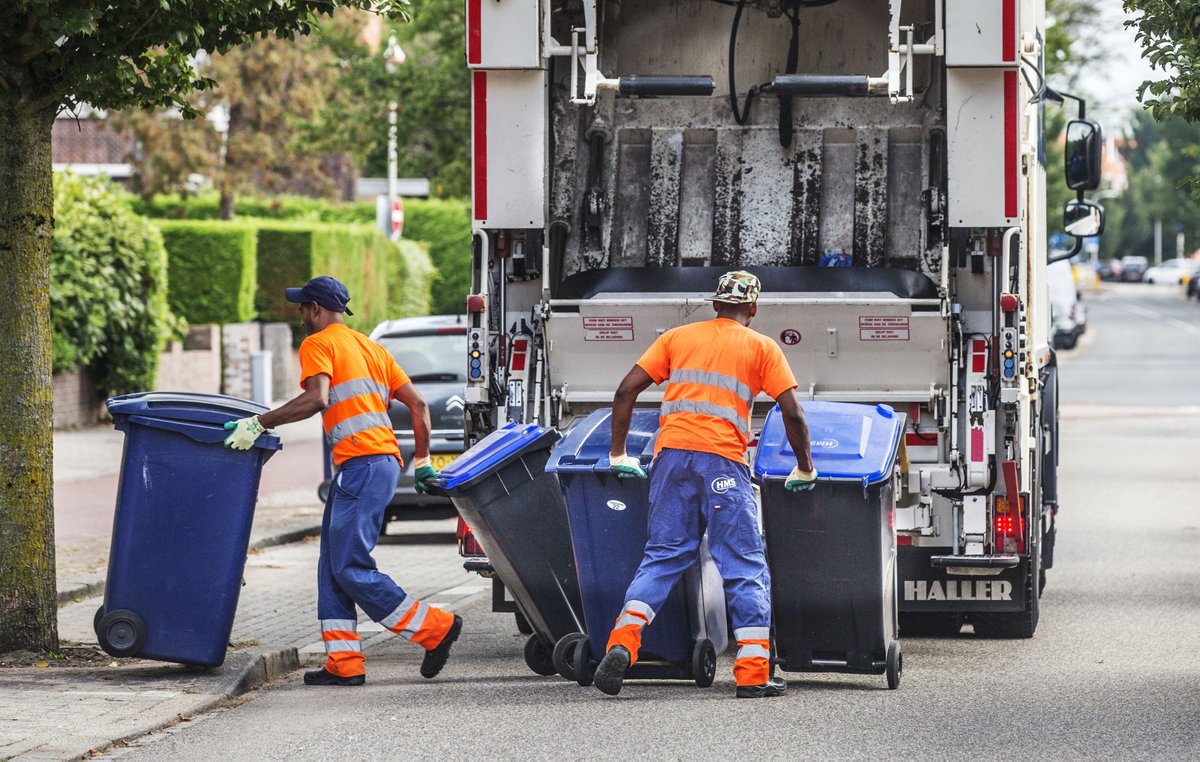 Let op! Oud papier wordt tussen 26 december en 2 januari niet huis-aan-huis opgehaald. 📦 Kijk op welke dag het wel in jouw straat wordt opgehaald. 💻 bit.ly/3YqCCOK.