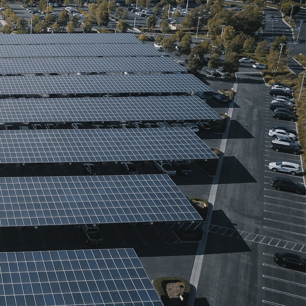 energy_mob's tweet photo. 🅿️ Les parkings de plus de 1.500 m² devront s'équiper d'ombrières photovoltaïques.
Cette mesure a été votée vendredi par l'Assemblée.
Et si ces panneaux rechargeaient les véhicules électriques stationnés en dessous ?
☀️⚡🚗🔋 https://t.co/T6ipIj1wxG