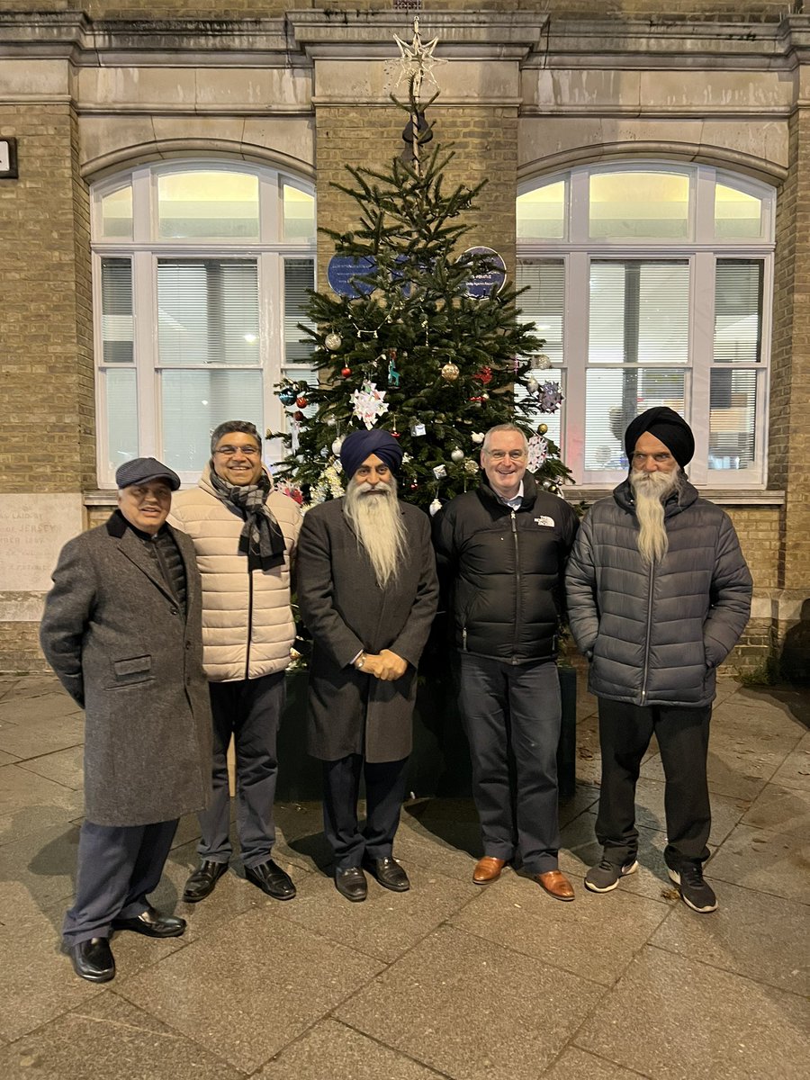 JM4NorwoodGreen's tweet photo. Friday night was all about decorating the #ChristmasTree supplied by @EalingCouncil #HighStreetTaskForce outside #Southall Town Hall.
Many thanks to @MayorofEaling Cllrs Anand &amp; Dheer as well as religious leaders and many members of the local community from across #Southall https://t.co/ruZkaOl5Re