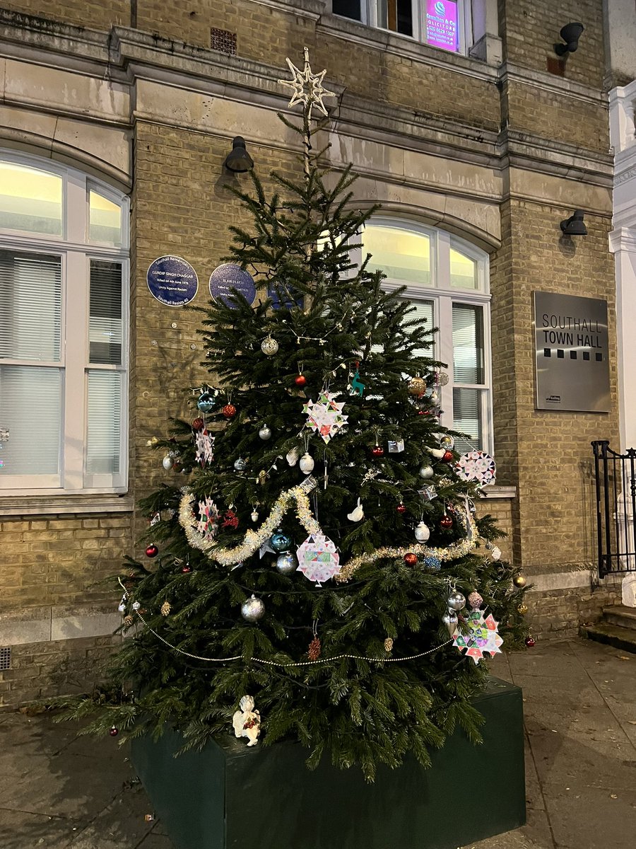 Friday night was all about decorating the #ChristmasTree supplied by @EalingCouncil #HighStreetTaskForce outside #Southall Town Hall.
Many thanks to @MayorofEaling Cllrs Anand & Dheer as well as religious leaders and many members of the local community from across #Southall