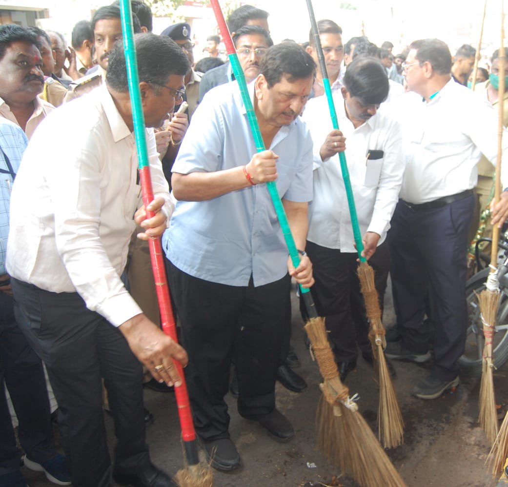 MPLodha's tweet photo. Participated in Mazi Mumbai Swachh Mumbai campaign by conducting cleanliness drive at Station area in Ghatkopar East.

Also took an oath for maintaining the  cleanliness!
#SwachhMumbai https://t.co/IErszV5SKx