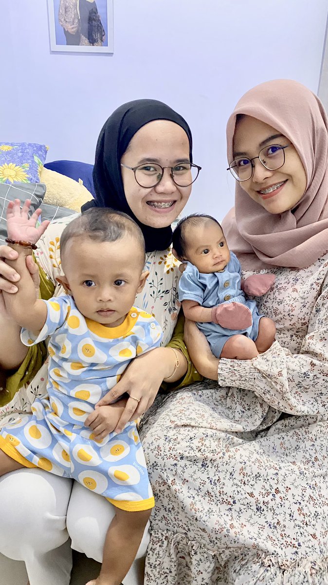 Restinesia's tweet photo. Demi apa sekarang udah jadi emak2. Dulu obrolannya seputar skincare dan frame kacamata . Skrng obrolannya seputar salep dan baju2 bayi yang comfyy https://t.co/u2PNRv7of8