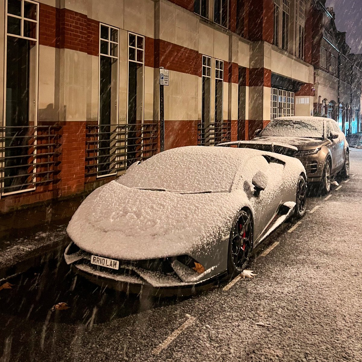 rchanphoto's tweet photo. I got caught in the snow last night after dinner, here’s some cars covered in the stuff ❄️
#Snow #London https://t.co/IZdGMgQ36Q