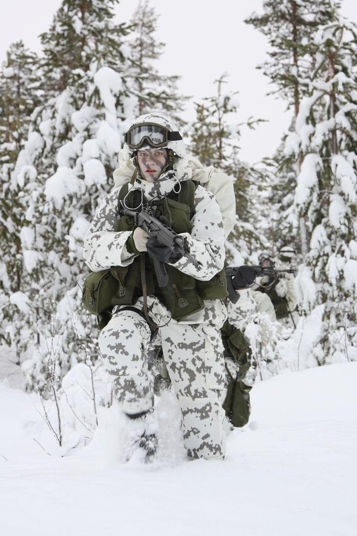 Finnish winter camouflage challenge: Guess how many Finnish soldiers in this photo (via <a href="/Ohra_aho/">Harri Ohra-aho</a>)