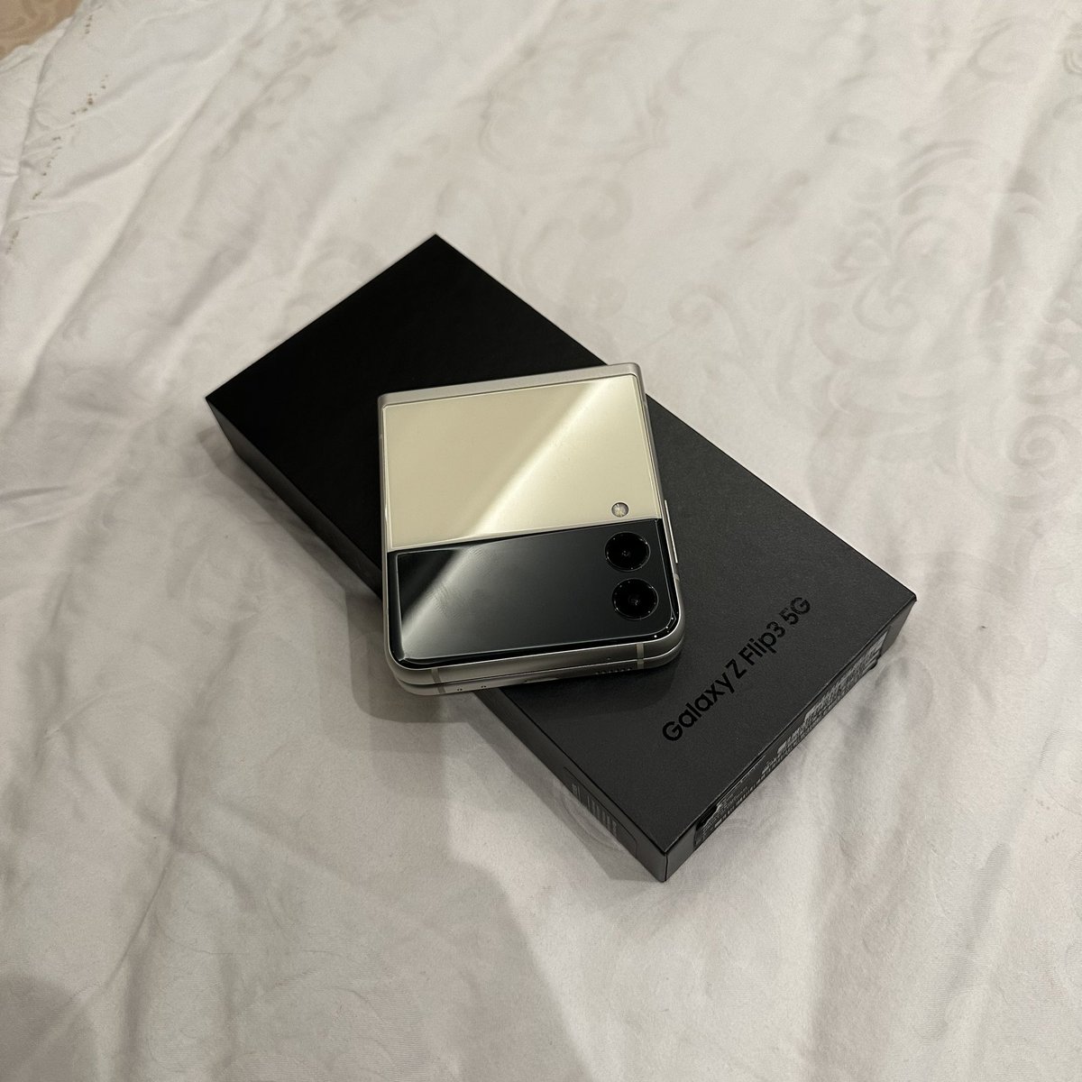 bornhatersz's tweet photo. wts galaxy flip 3 cream 8/256gb

kondisi body aman , anti gores ada stretch dikit karena pemakaian (bisa ganti)

free travel charger adapter fast charging original

open 7.8 https://t.co/N6Ufd8fVqA
