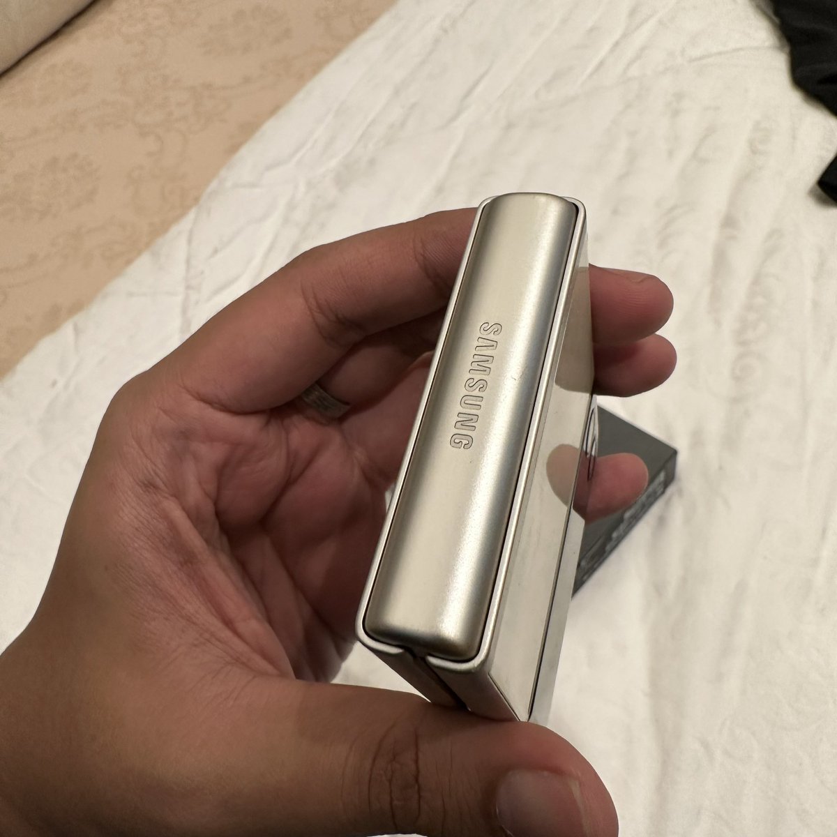 bornhatersz's tweet photo. wts galaxy flip 3 cream 8/256gb

kondisi body aman , anti gores ada stretch dikit karena pemakaian (bisa ganti)

free travel charger adapter fast charging original

open 7.8 https://t.co/N6Ufd8fVqA