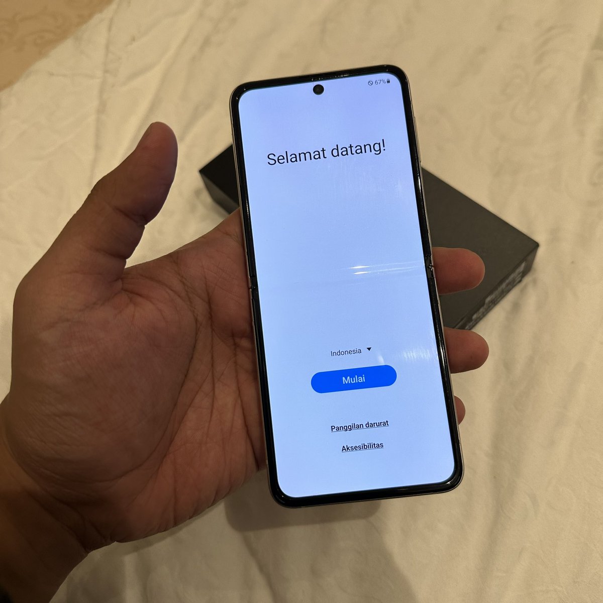 bornhatersz's tweet photo. wts galaxy flip 3 cream 8/256gb

kondisi body aman , anti gores ada stretch dikit karena pemakaian (bisa ganti)

free travel charger adapter fast charging original

open 7.8 https://t.co/N6Ufd8fVqA