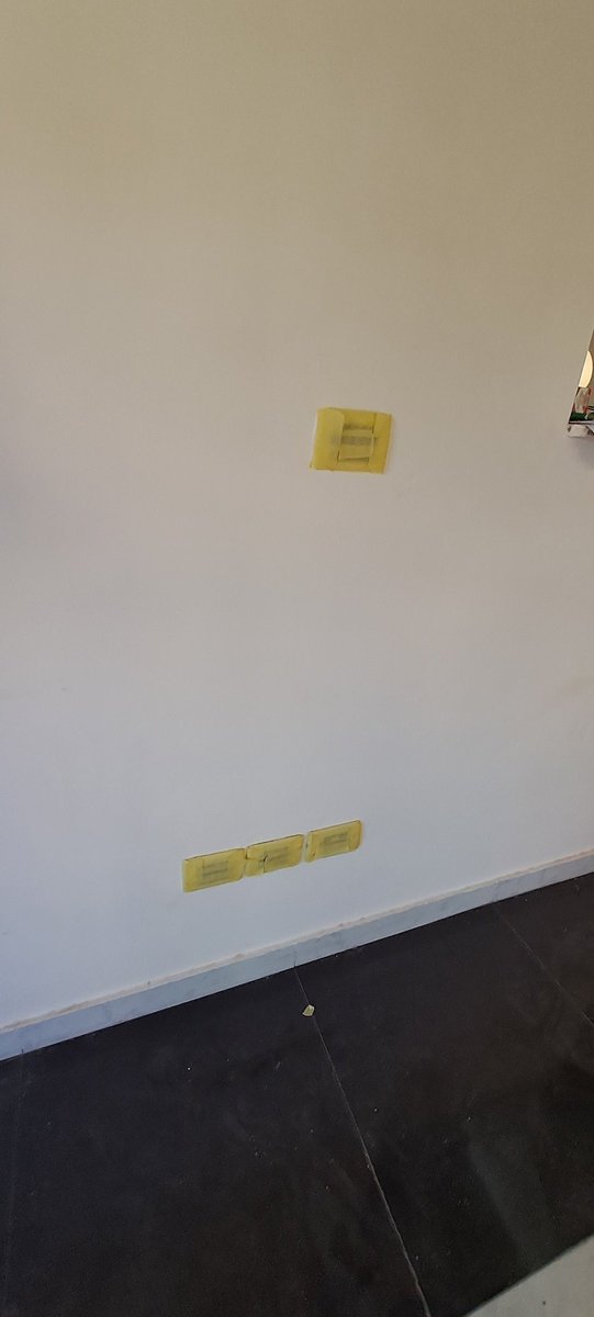 CubeEng's tweet photo. جاري العمل في التجهيزات لبداية أعمال تجديد الدهانات الداخلية لأحد مشاريعنا ، فيلا سكنية -المنشية
من أهم الخطوات التي تضبط جودة العمل هو تغطية الأرضيات و النوافذ والمكيفات والأجهزة الكهربائية من بلكات و مفاتيح الإنارة و غيرها من الأشياء القابلة للإتساخ أثناء العمل. https://t.co/3iaZAHnETx