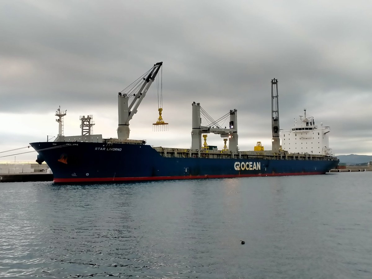 ⚓️🚢 Avui, tenim un mercant al port de #Palamós descarregant pasta de paper amb què es fabriquen rotlles de paper higiènic, entre altres. #Portsgencat i agents portuaris continuem impulsant l'activitat portuària a la costa gironina.