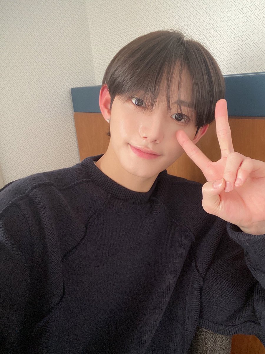 221212 #ATBO #Bin weverse update:

Arrived in Japan~~✌️

#에이티비오 #원빈 #빈 #WonBin
<a href="/ATBO_ground/">ATBO</a> <a href="/ATBO_members/">ATBO</a>