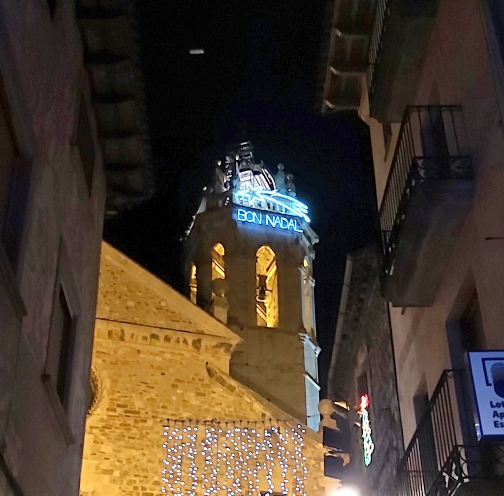 ParroquiaMoia's tweet photo. ✨ Ahir, tercer diumenge d'advent, es va instal•lar el gran estel de Nadal al nostre Campanar! Any rere any, un grup de voluntaris fa possible el seu manteniment i col•locació. Moltes gràcies!!! https://t.co/fi3xK83fqT