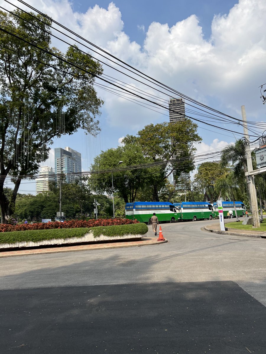 focusasiatrade's tweet photo. Silom - Bangkok
#silom #lumphini #park #market #sunny #asia #bangkok #thailand https://t.co/1cKkRTyzTP