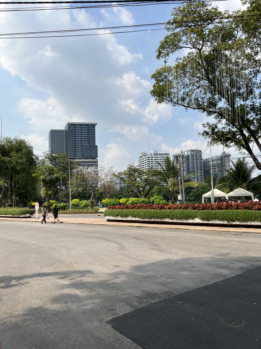 focusasiatrade's tweet photo. Silom - Bangkok
#silom #lumphini #park #market #sunny #asia #bangkok #thailand https://t.co/1cKkRTyzTP