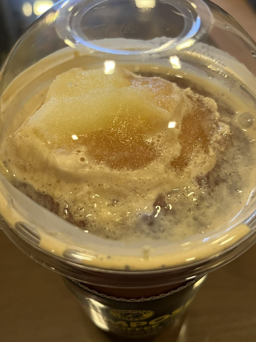 유자아메의 맛을 잊지 못하고 스무디샷추가해먹음 맛 똑같아 개맛있음 여러분 컴포즈에서 유자스무디에 위에 올리는 유자청 빼고 샷추가 해서 드셔보세요 신세계가 열림 유자아메를 다시 만나지 못하니깐 이렇게라도 먹어야지.. 이미 맛을 봐버렸어..