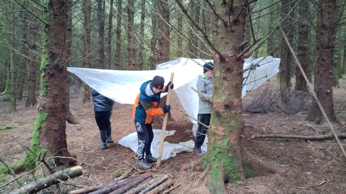 ACE_Girvan's tweet photo. Winter doesn't mean no outdoor activities! It might have been freezing yesterday but ACE were out in the Forest with Glendoune Youth Group, enjoying Bushcraft &amp; Archery 🔥🏹  #ACEdays #youthwork #workinginpartnership #outdoors #thrivingcommunities @top_ayrshire @CLD_SAC https://t.co/H66yXFyMiO