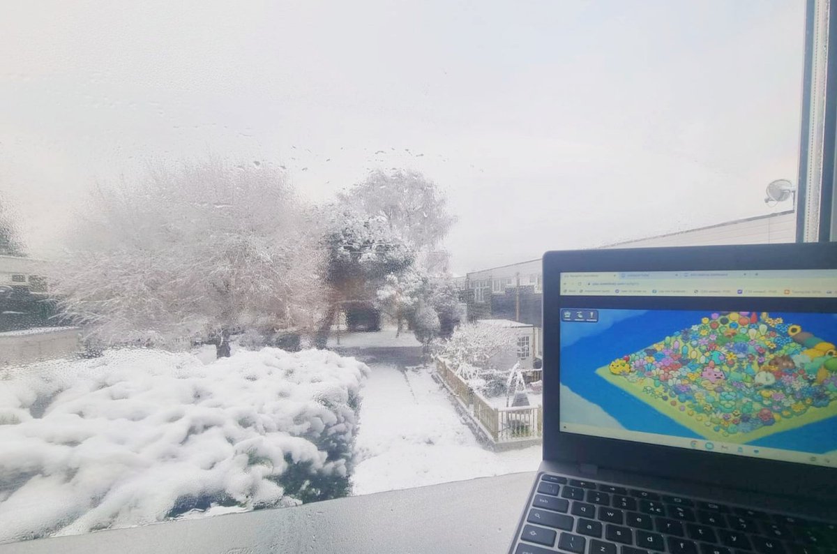 r3dcaterpillar's tweet photo. It's winter but still planting 🌱❄️
#digitalgarden #axieraylights https://t.co/a62EmPfoR3