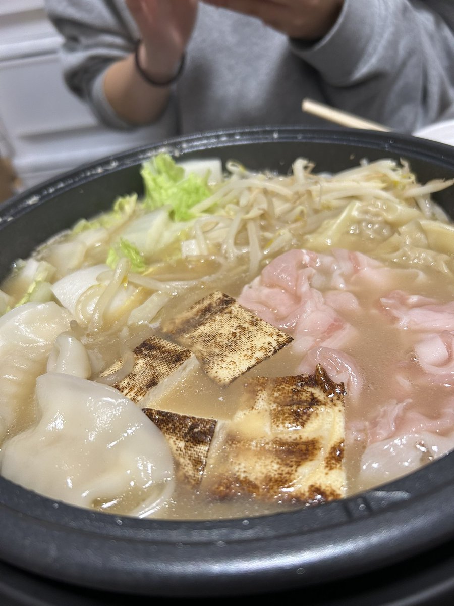 sgk_snst's tweet photo. こんにちは😊
寒くなって来たため数人でお鍋を食べました！
豚肉はサルモネラ菌やエルシニア菌などに注意しながらしっかりと加熱をして美味しく頂きました！ https://t.co/D3tIBCeSJZ