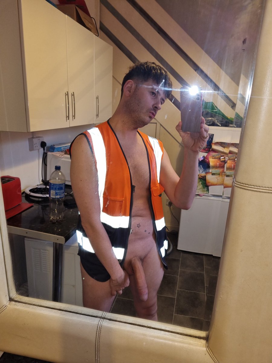 RT if you like a guy in work gear who has a big 8inch cock 😉