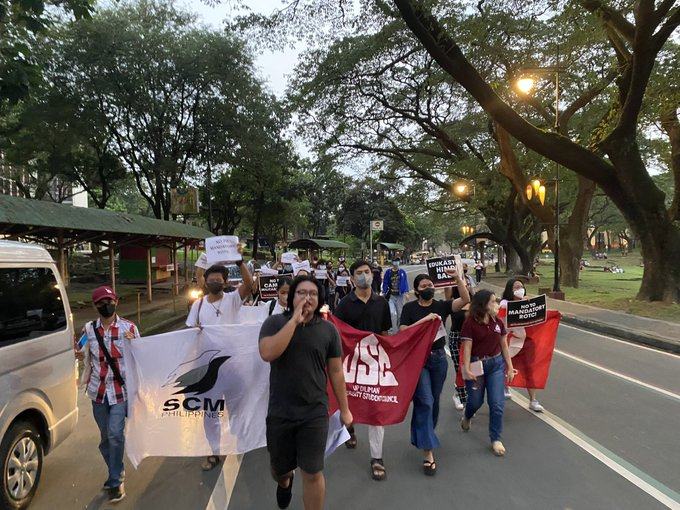 updkalasag's tweet photo. TIGNAN: Nagsagawa ng isang pagkilos ang mga progresibong organisasyon ng UP Diliman upang kundenahin ang pagsasabalik ng Mandatory ROTC ng Kongreso.

📸BS https://t.co/3yS7wTf9OX