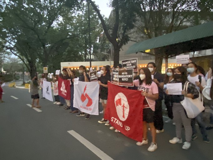 updkalasag's tweet photo. TIGNAN: Nagsagawa ng isang pagkilos ang mga progresibong organisasyon ng UP Diliman upang kundenahin ang pagsasabalik ng Mandatory ROTC ng Kongreso.

📸BS https://t.co/3yS7wTf9OX