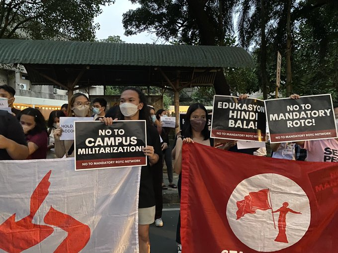 TIGNAN: Nagsagawa ng isang pagkilos ang mga progresibong organisasyon ng UP Diliman upang kundenahin ang pagsasabalik ng Mandatory ROTC ng Kongreso.

📸BS