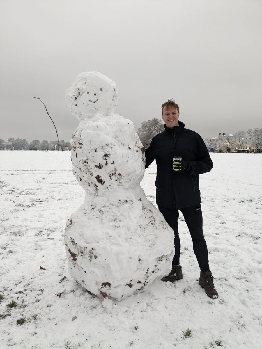 TomPRM's tweet photo. Found a 7ft friend on Clapham Common #Notmysnowman https://t.co/QiajFx4QOP