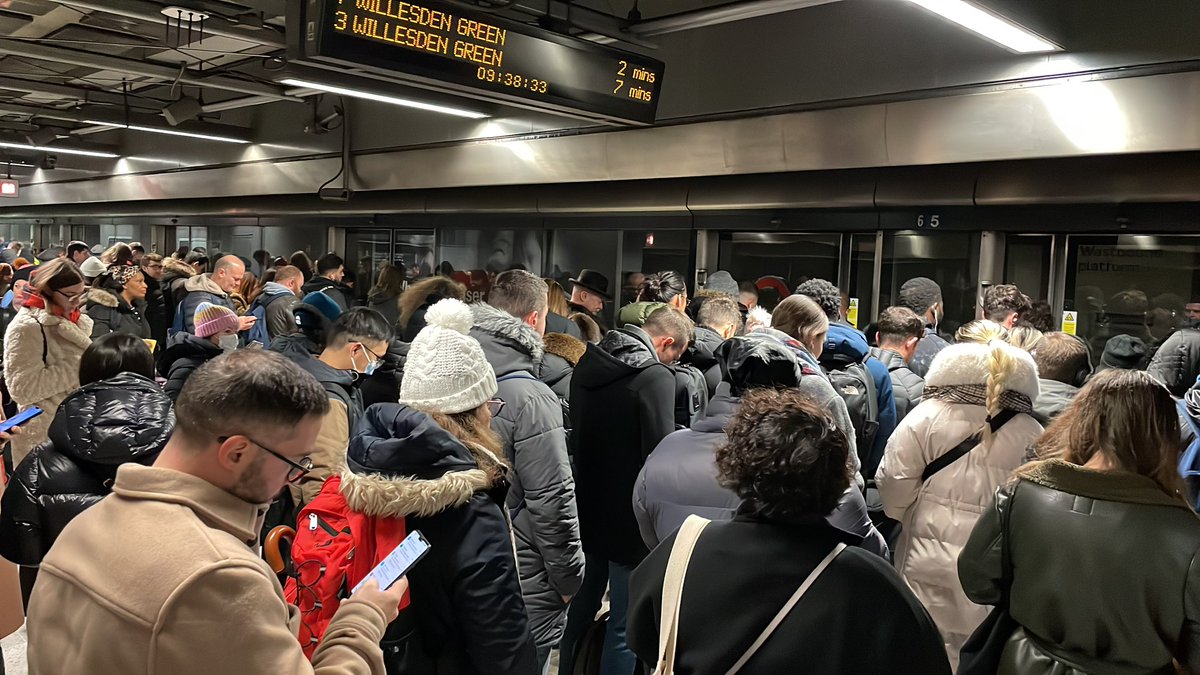 drraggarwal's tweet image. don’t you just love it when everything goes to plan… or it doesn’t?! #traveldisaster #winter #londoncommuting