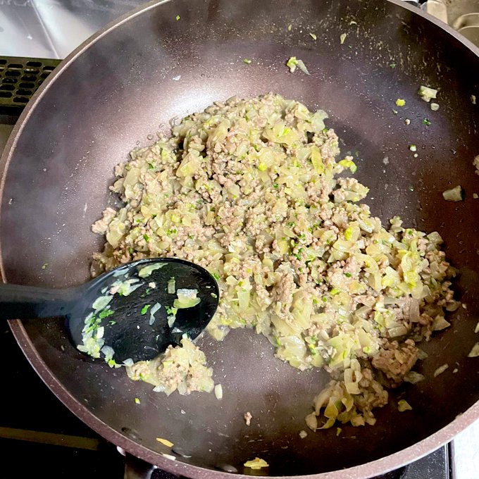 今日も挽き肉の残りを使ってミートソースを作りまして ホワイトソースも作ります 