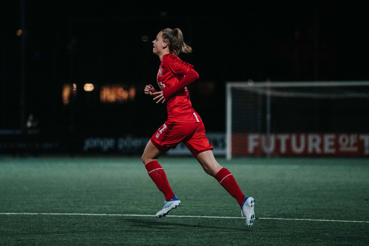 FCTwenteVrouwen's tweet photo. ✅ 𝗗𝗲𝗯𝘂𝘂𝘁

👀 De zestienjarige Eva Oude Elberink uit Oldenzaal maakte gisteren haar debuut voor FC Twente Vrouwen! 

#voordetoekomst https://t.co/L4H37z6YHq