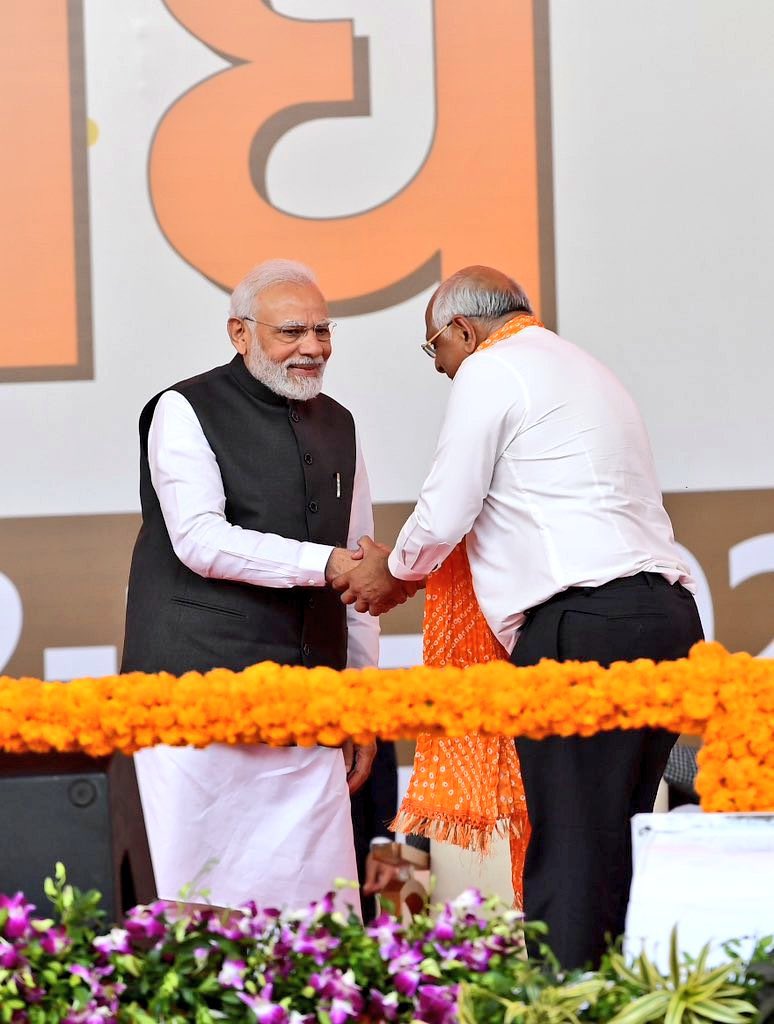 Vishal_Gajjar_'s tweet photo. गुजरात राज्य के मुख्यमंत्री के रूप में पुनः शपथ ग्रहण करने पर आदरणीय श्री @Bhupendrapbjp जी को हार्दिक शुभकामनाएं।

मुझे पूरा विश्वास है कि यशस्वी प्रधानमंत्री श्री @narendramodi जी के कुशल मार्गदर्शन और आपके नेतृत्व में गुजरात विकास के निरंतर नए मापदंड स्थापित करता रहेगा। https://t.co/I4k9ee4Tty