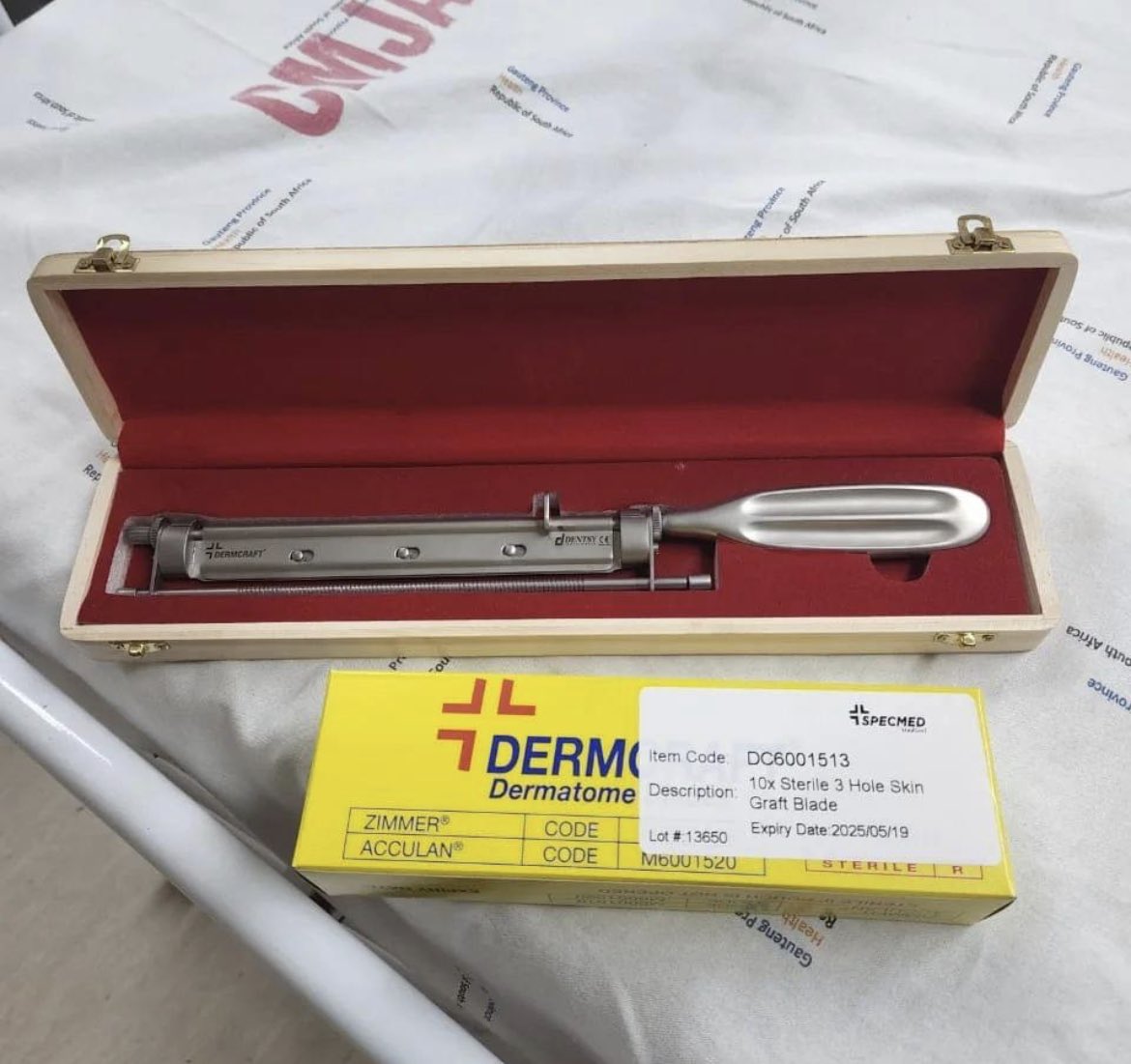 Humby and blades from our annual event wishlist. Purchased and delivered at the Charlotte Maxeke Johannesburg Academic Hospital. 

Thank you for your support 🙏🏽 

#surgeonsforlittlelives #surgery #surgeons #paeds #paedssurgeryteam #paediatricsdepartment #paediatrics #wishlist