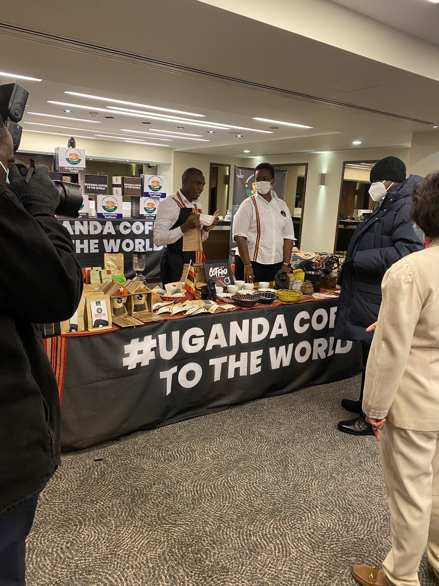 TugumeNelsonO's tweet photo. #ugandacoffeetotheworld thanks to u ⁦@KagutaMuseveni⁩ for your consistence on coffee value addition. We now need  stable markets to transform lives of the small house holder  farmers ⁦@FrankTumwebazek⁩ ⁦@UNDPUganda⁩ thanks for your support https://t.co/qfgcX4xgDU