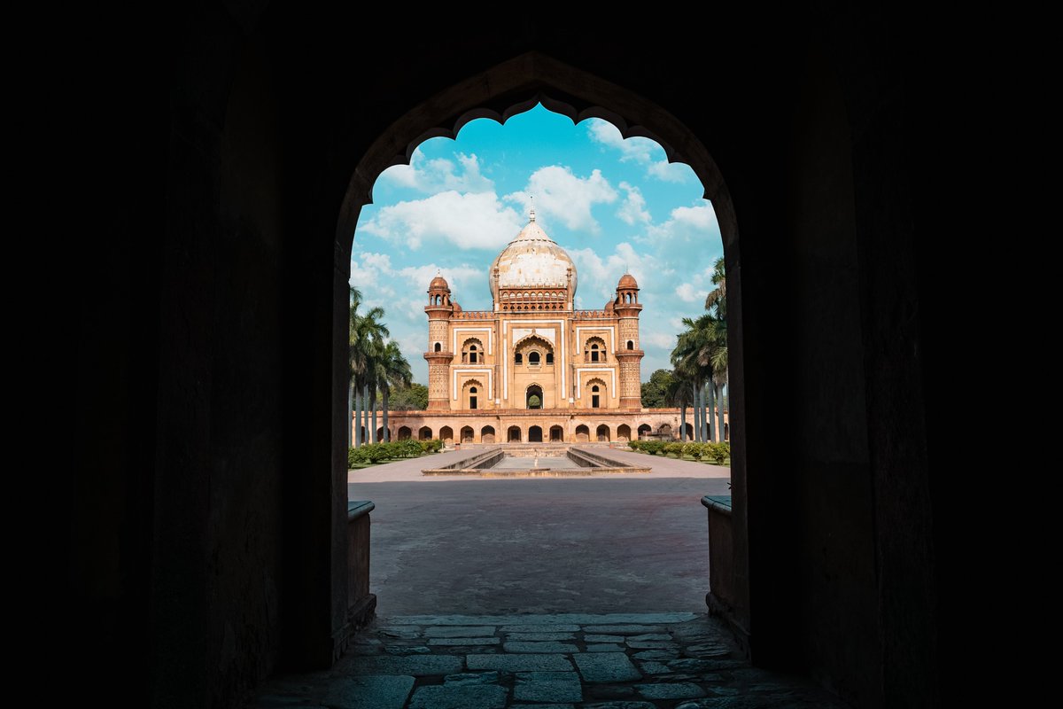 buponline's tweet photo. #Natale in Asia? 🎅⛩️

Regala(ti) un viaggio tra le capitali abbandonate della #Thailandia, la città-stato di Singapore e le isole malesi: ti accompagnerà la prof.ssa Marzia Marchi, nel nuovo volume "Città e culture in Asia sudorientale".

Lo trovi qui 👉 https://t.co/5Bppv7jCCr https://t.co/6DDfVES93H