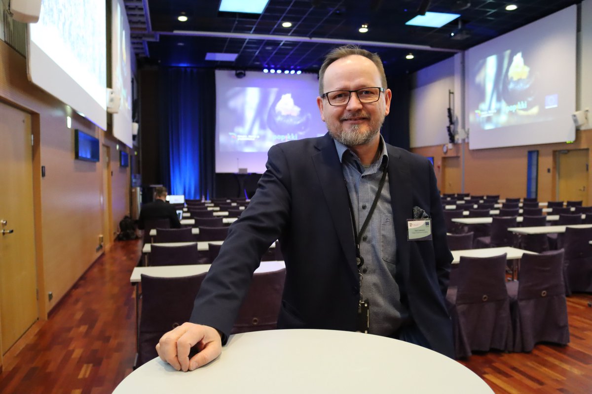 POPELYkeskus's tweet photo. Maatalouden investointitukijärjestelmä jatkuu ensi keväänä kutakuinkin entisellään. ELY-keskuksen @timolehtiniemi korostaa, että tärkeää on saada lisää nuoria alalle. Tähän tarjolla on nuoren viljelijän aloitustuki, joka auttaa toiminnan aloittamisessa. #maaseutuforum2022 #popely https://t.co/Y99CGnf9X9