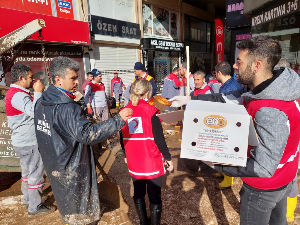 Kizilay's tweet photo. Antalya Kumluca'da yaşanan sel ve su baskınlarının ardından vatandaşlarımızla bir aradayız. Öncü ekiplerimizin vatandaşlarımıza sıcak yemek ve içecek dağıtımları devam ediyor. #Kumluca https://t.co/rSrWxdihMk